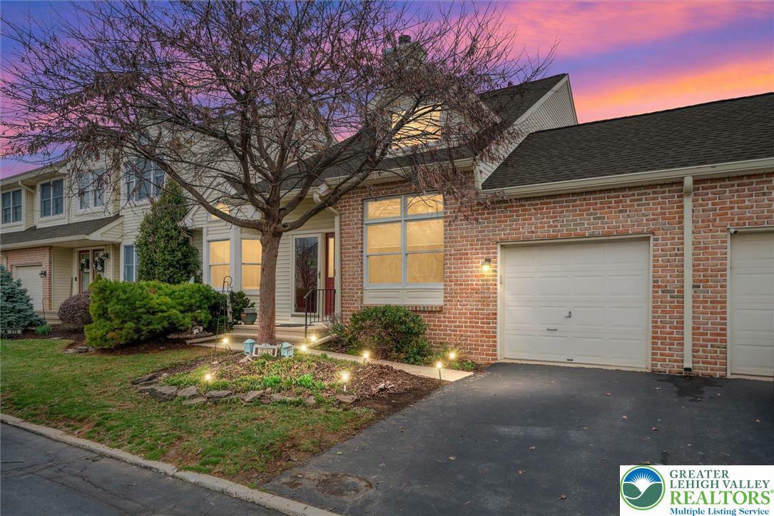Property Photo: 275 Ridings Circle PA 18062