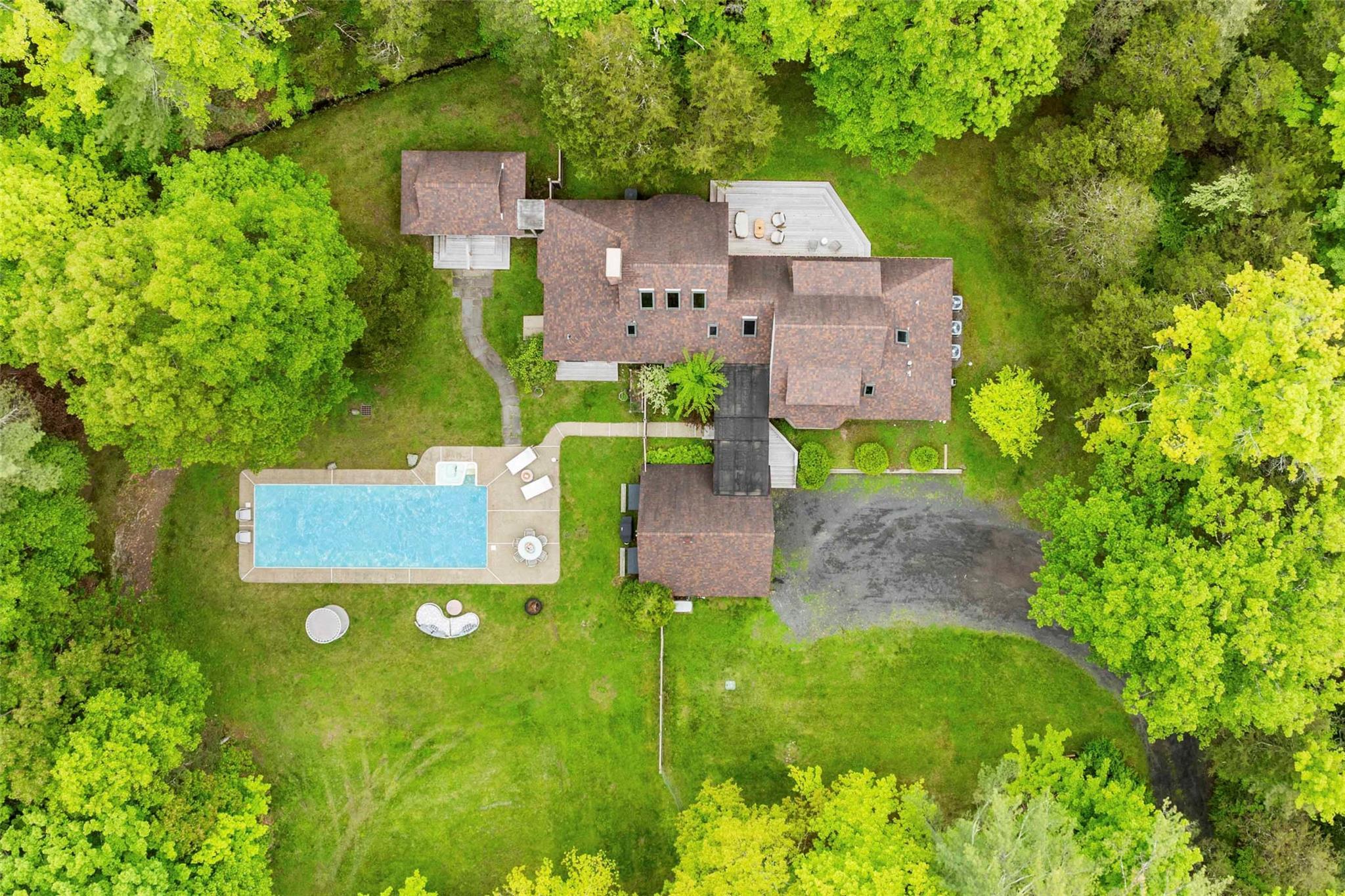 Property Photo:  