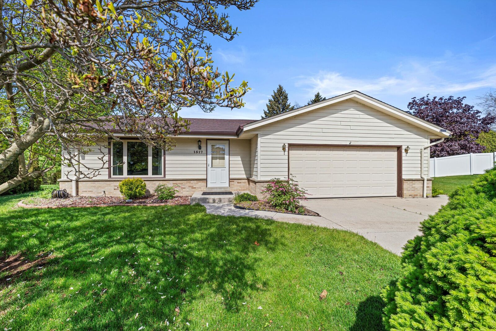 Property Photo:  1517 Merry Ct  WI 53074 