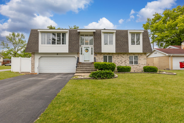 Property Photo: 300 Milburn Avenue IL 60417