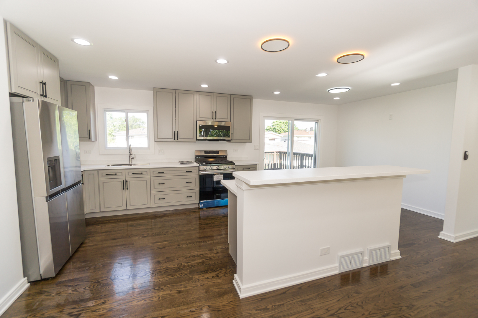 Property Photo:  110 S Evergreen Avenue  IL 60101 