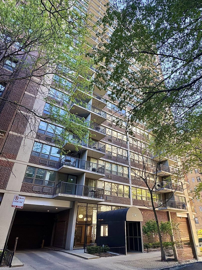 Property Photo: 2740 N Pine Grove Avenue 9B IL 60614