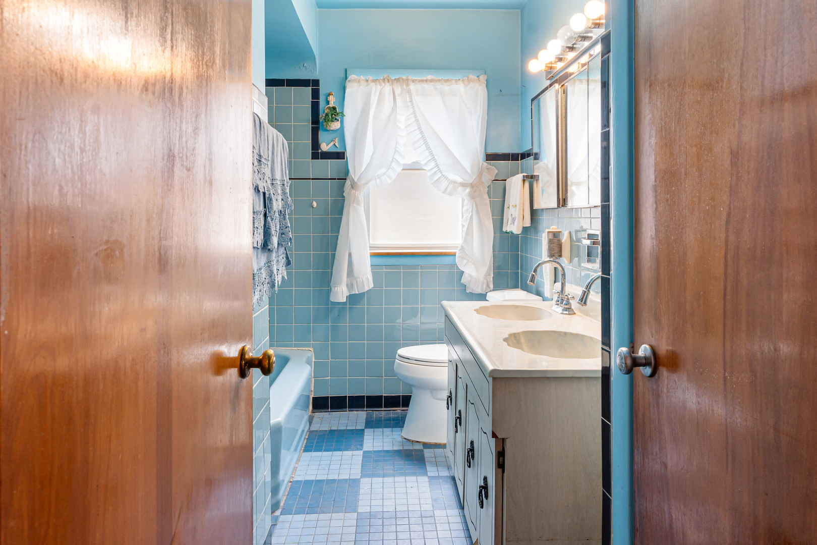 Property Photo: 8952 S East End Avenue IL 60617