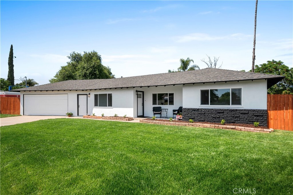 Property Photo: 424 E Victoria Street CA 92376