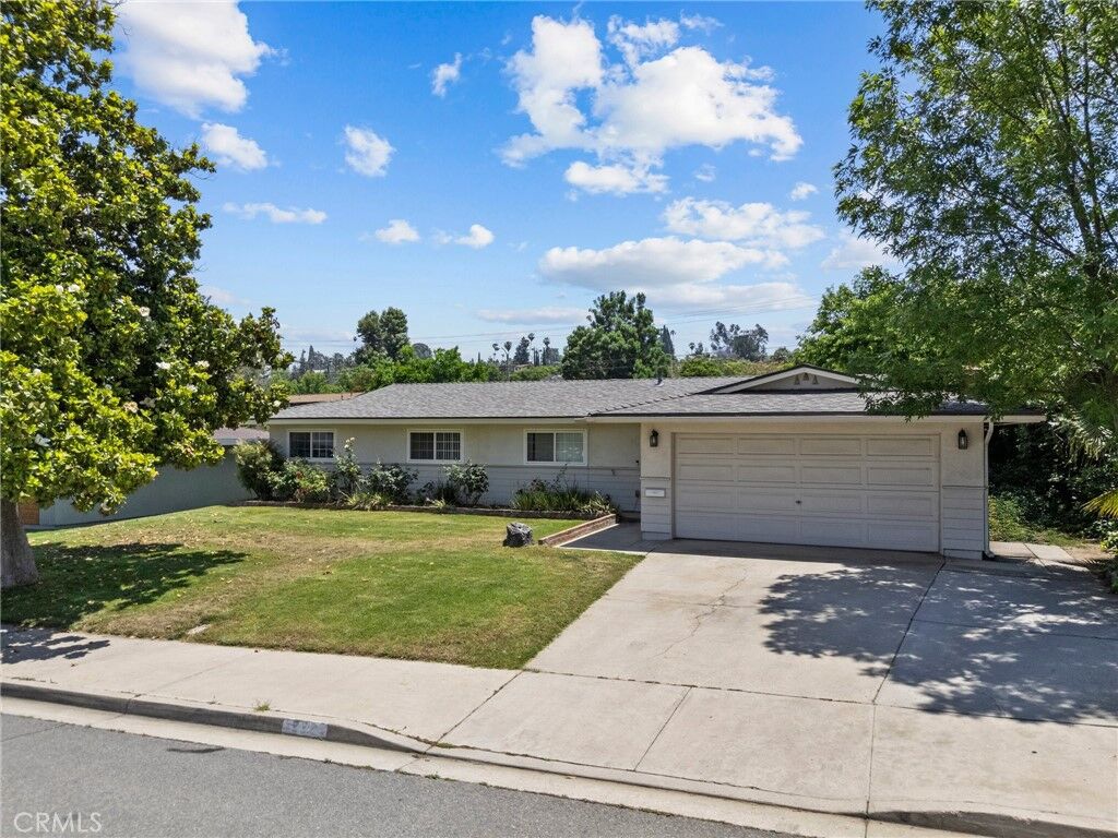 Property Photo:  222 Phlox Avenue  CA 92373 