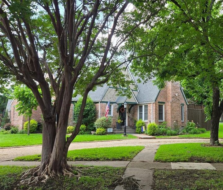 Property Photo:  1215 N Oak Cliff Boulevard  TX 75208 