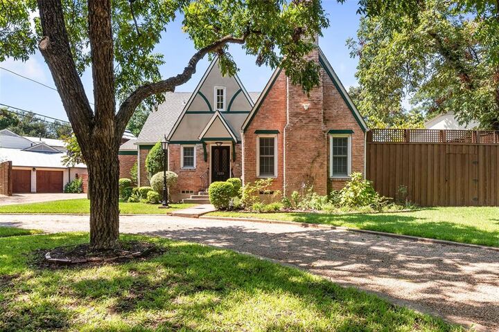 Property Photo: 1215 N Oak Cliff Boulevard TX 75208