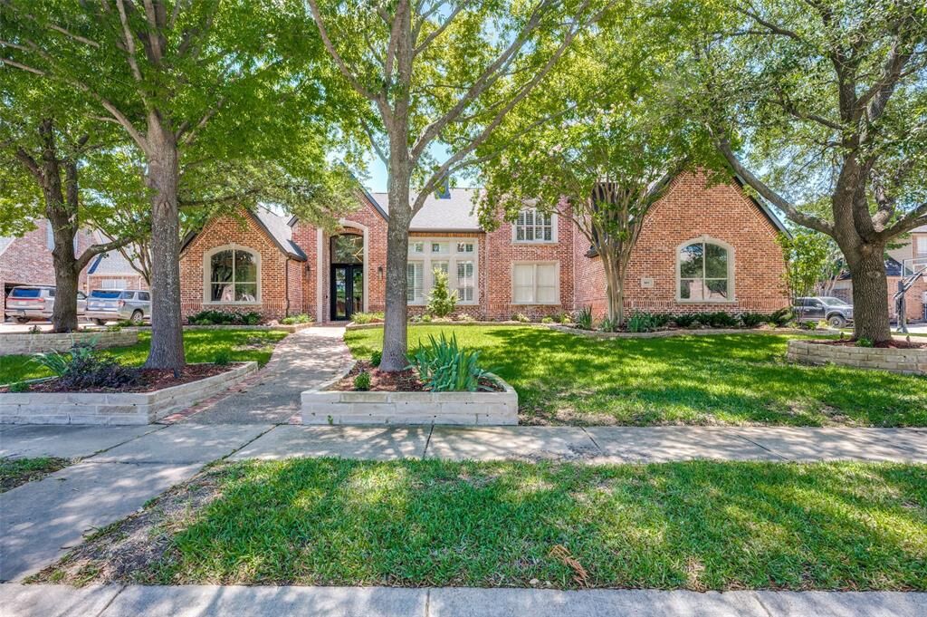 Property Photo: 805 Cross Lane TX 76092