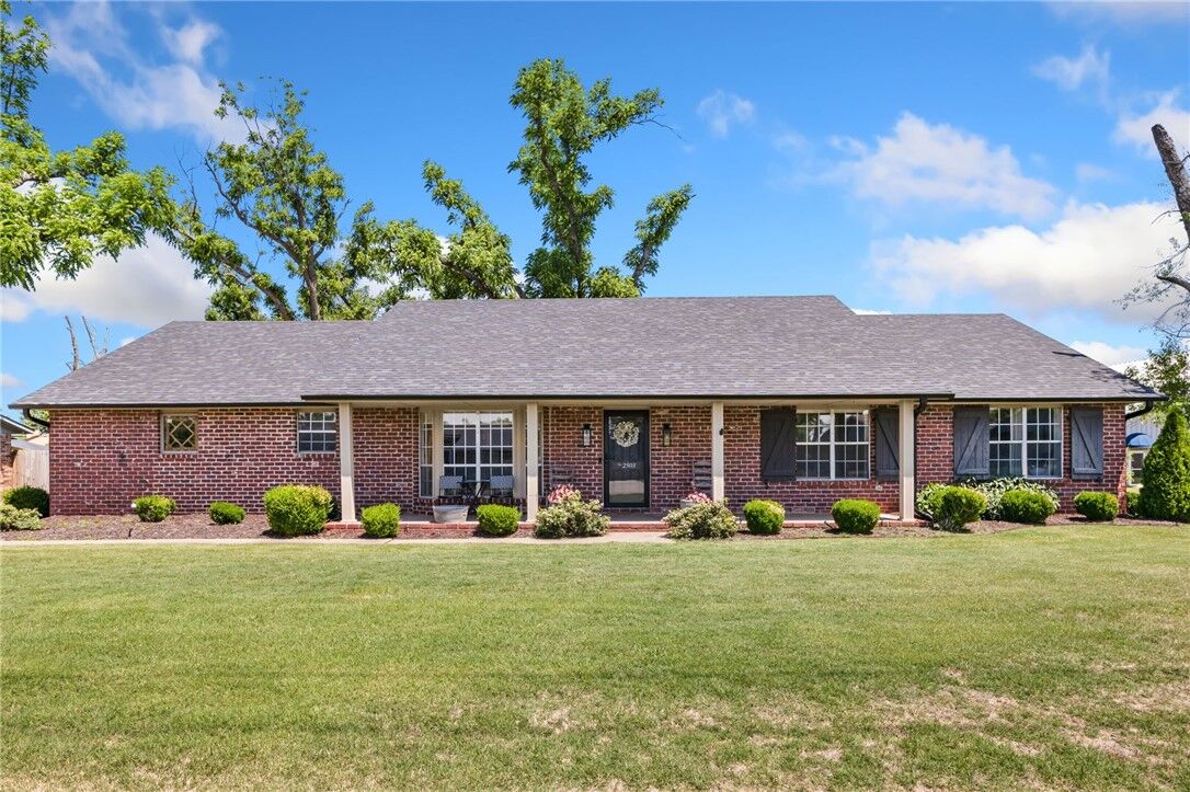 Property Photo:  2503 W Oak Street  AR 72758 
