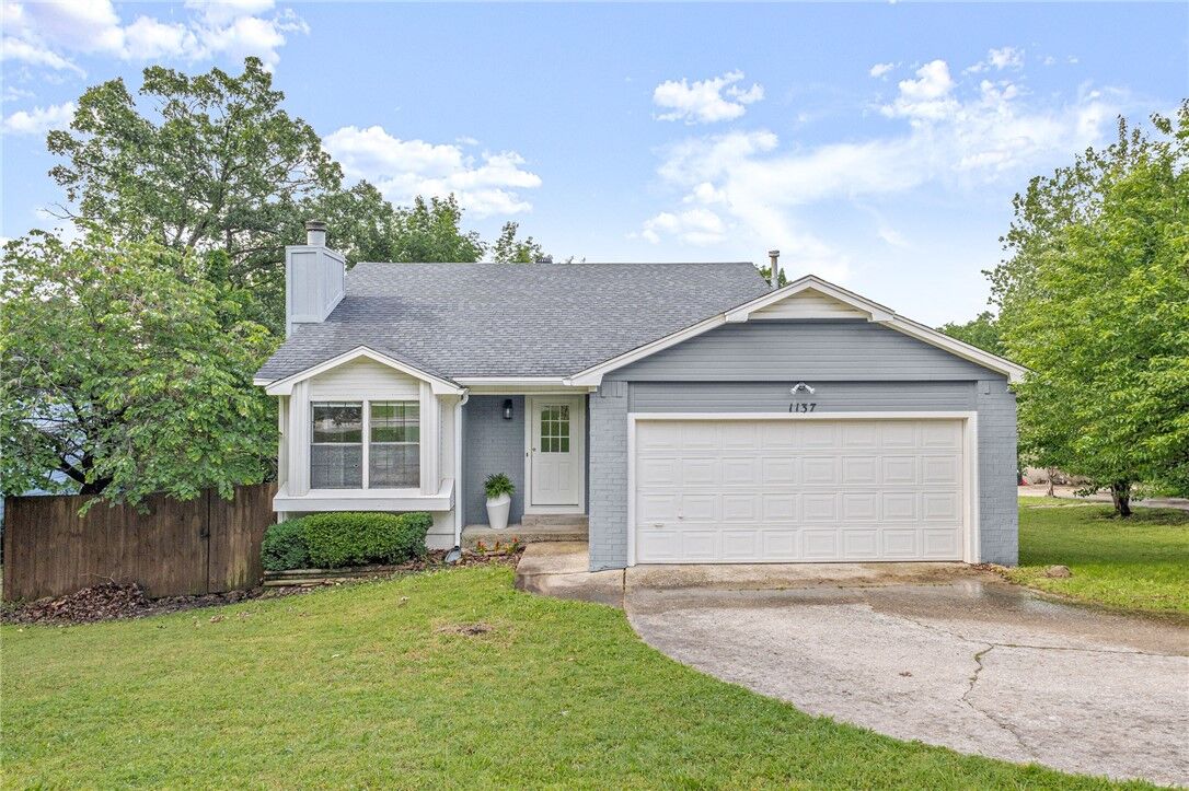 Property Photo:  1137 E Township Street  AR 72703 