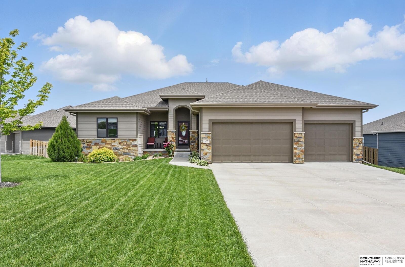Property Photo: 235 N 10th Avenue NE 68059