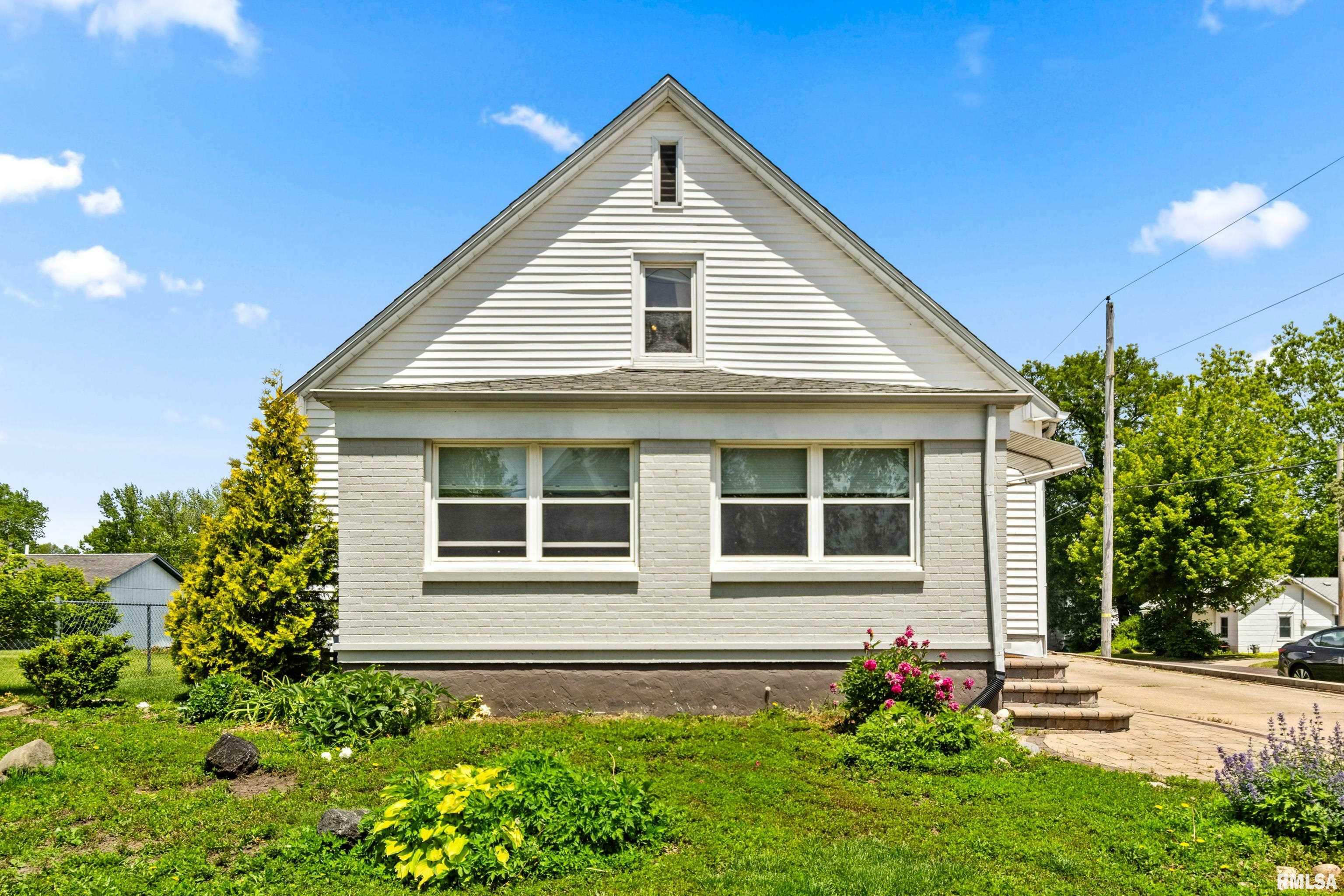 Property Photo: 411 E Jefferson Street IL 61571