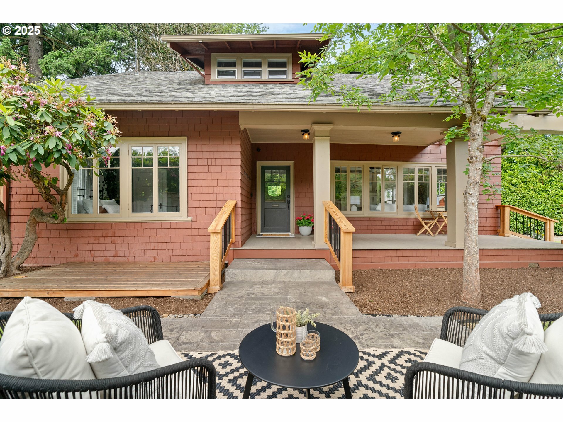 Property Photo: 2340 SW Dolph Ct OR 97219