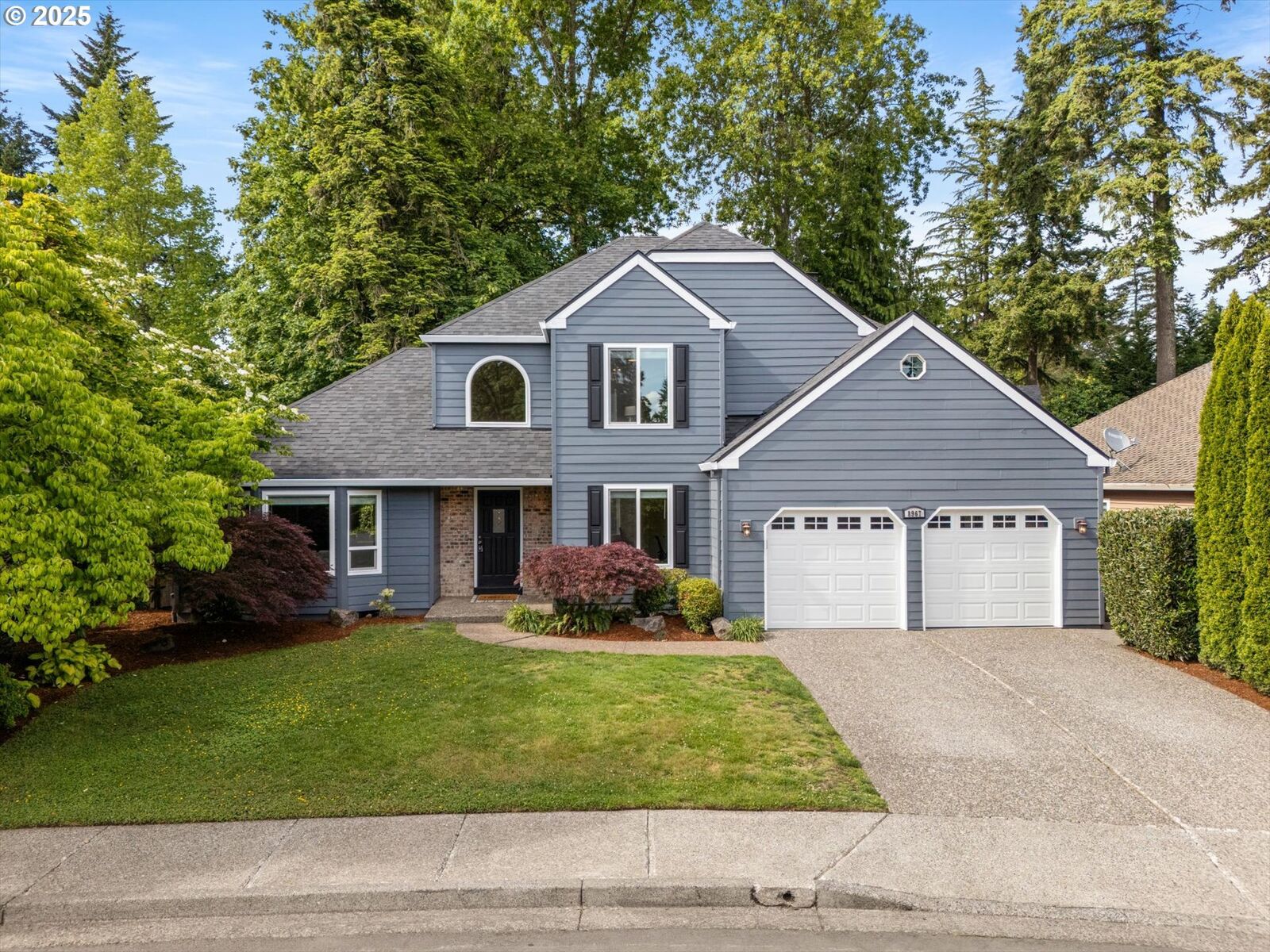 Property Photo:  8967 SW Leslie St  OR 97223 