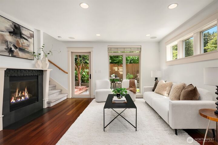 Property Photo:  3122  Franklin Avenue E A  WA 98102 