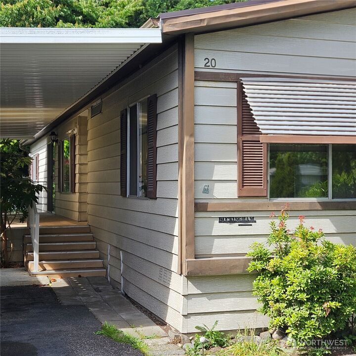Property Photo: 7031 NE 175th Street 20 WA 98028