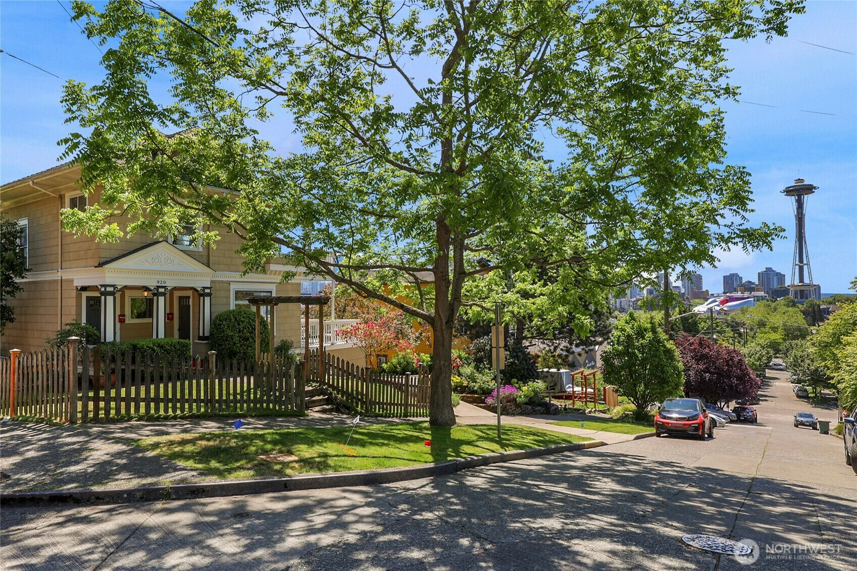 Property Photo: 920 4th Avenue N WA 98109