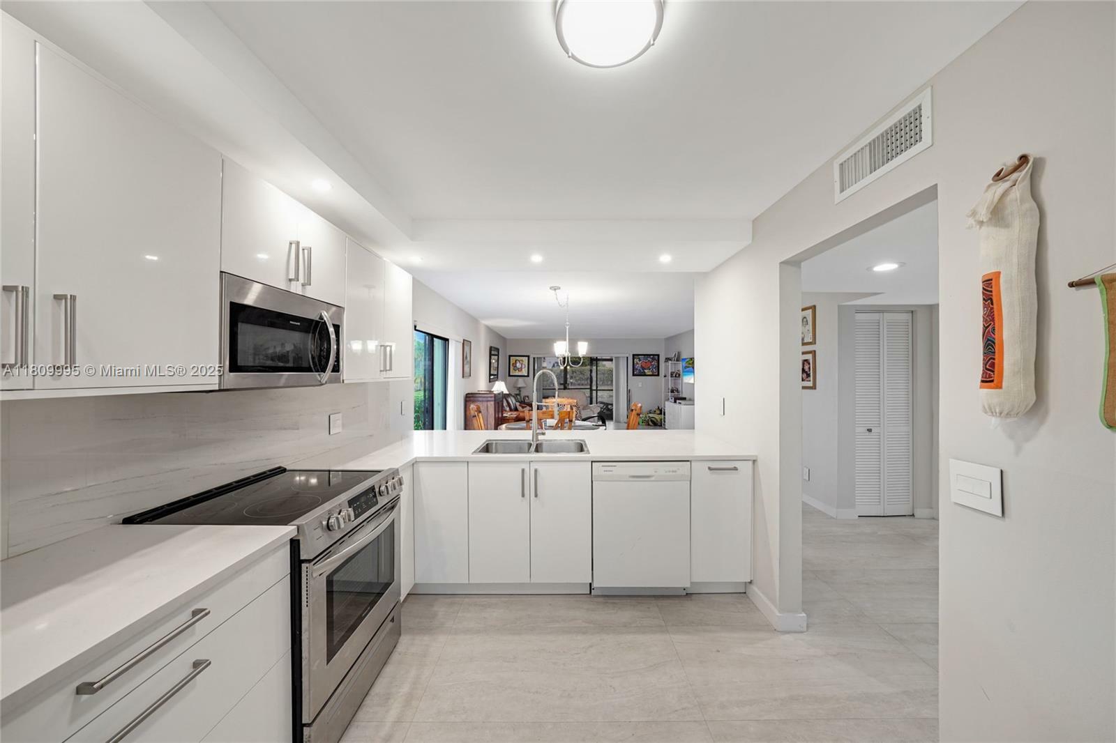 Property Photo: 374 Lakeview Dr 101 FL 33326