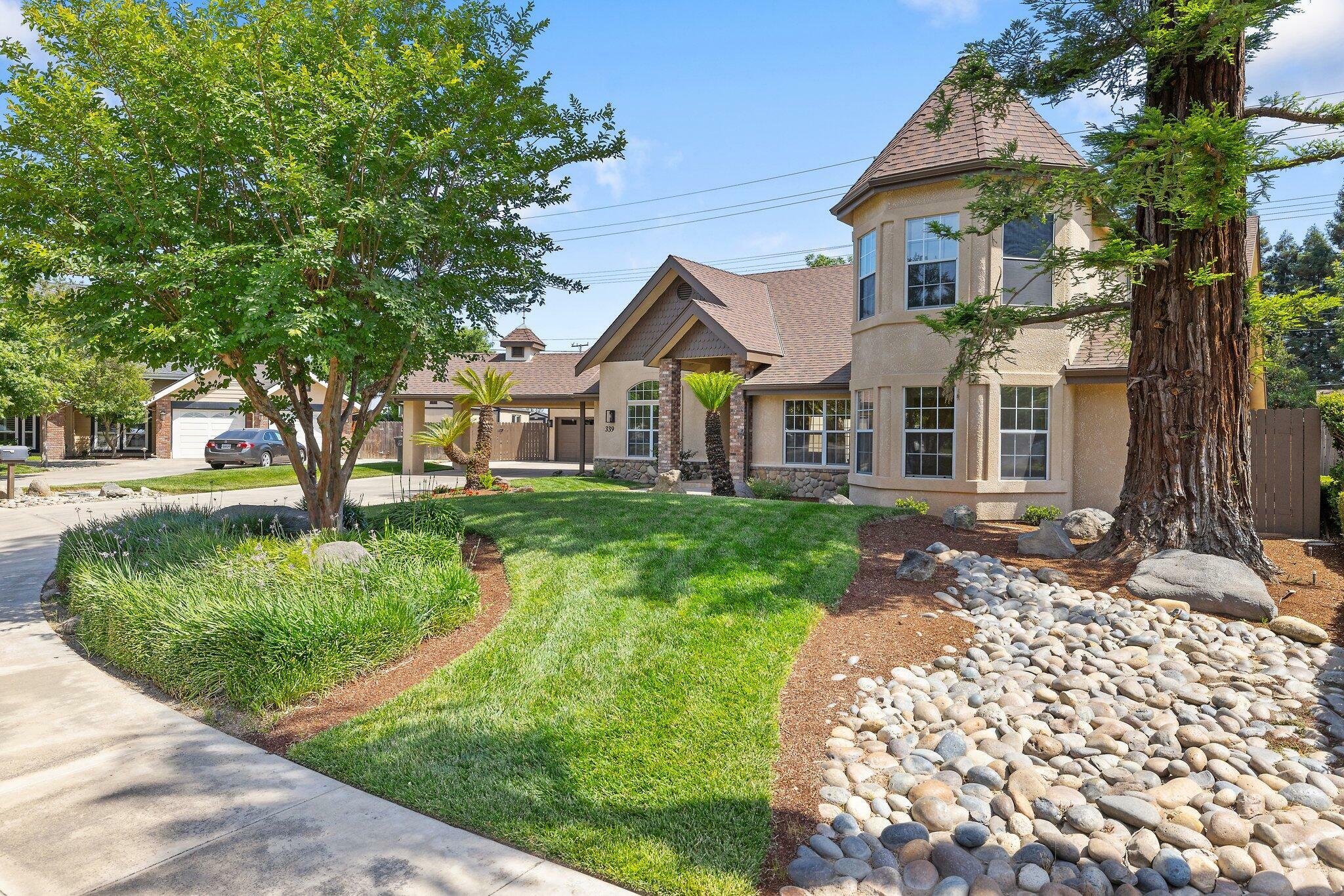 Property Photo: 339 E Oak View Avenue CA 93277