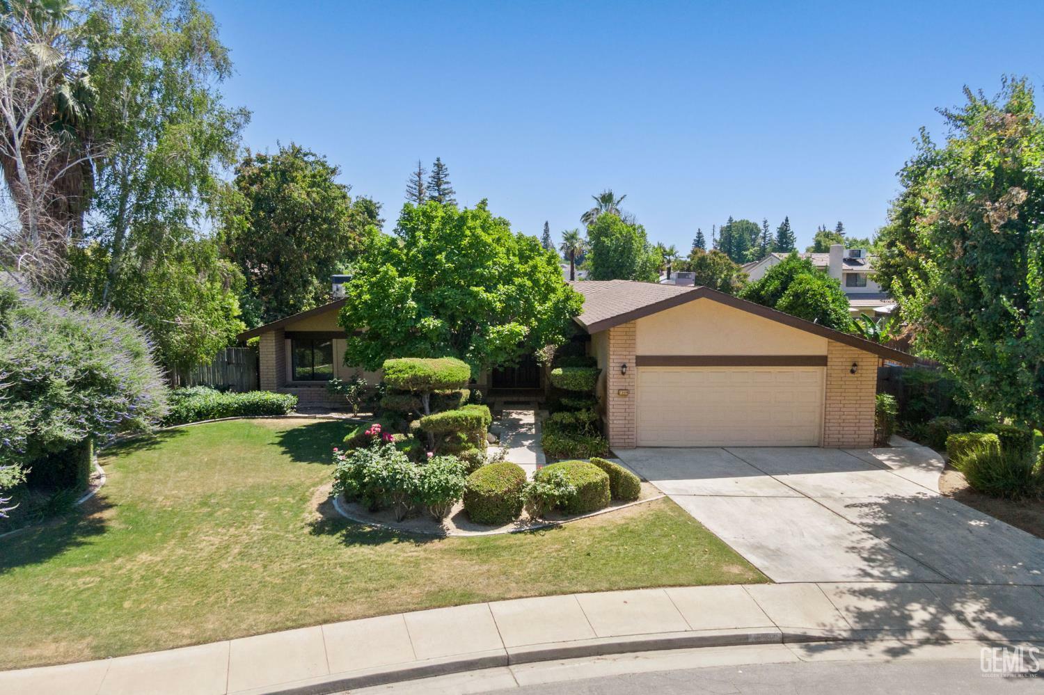 Property Photo: 7209 Lahaina Avenue CA 93309
