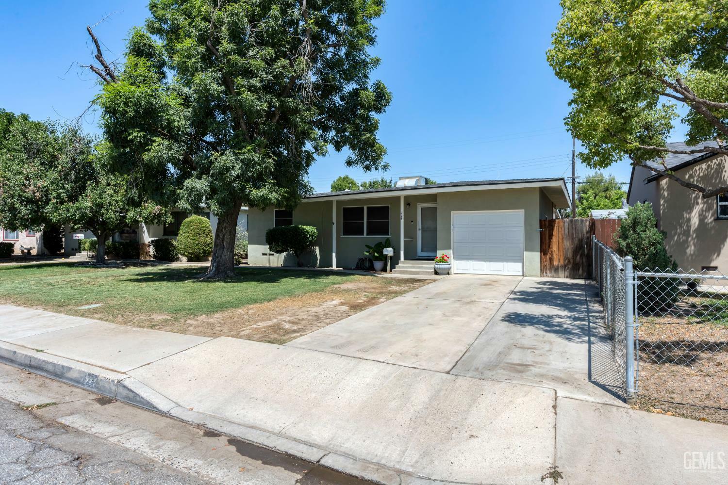 Property Photo: 324 Western Drive CA 93309