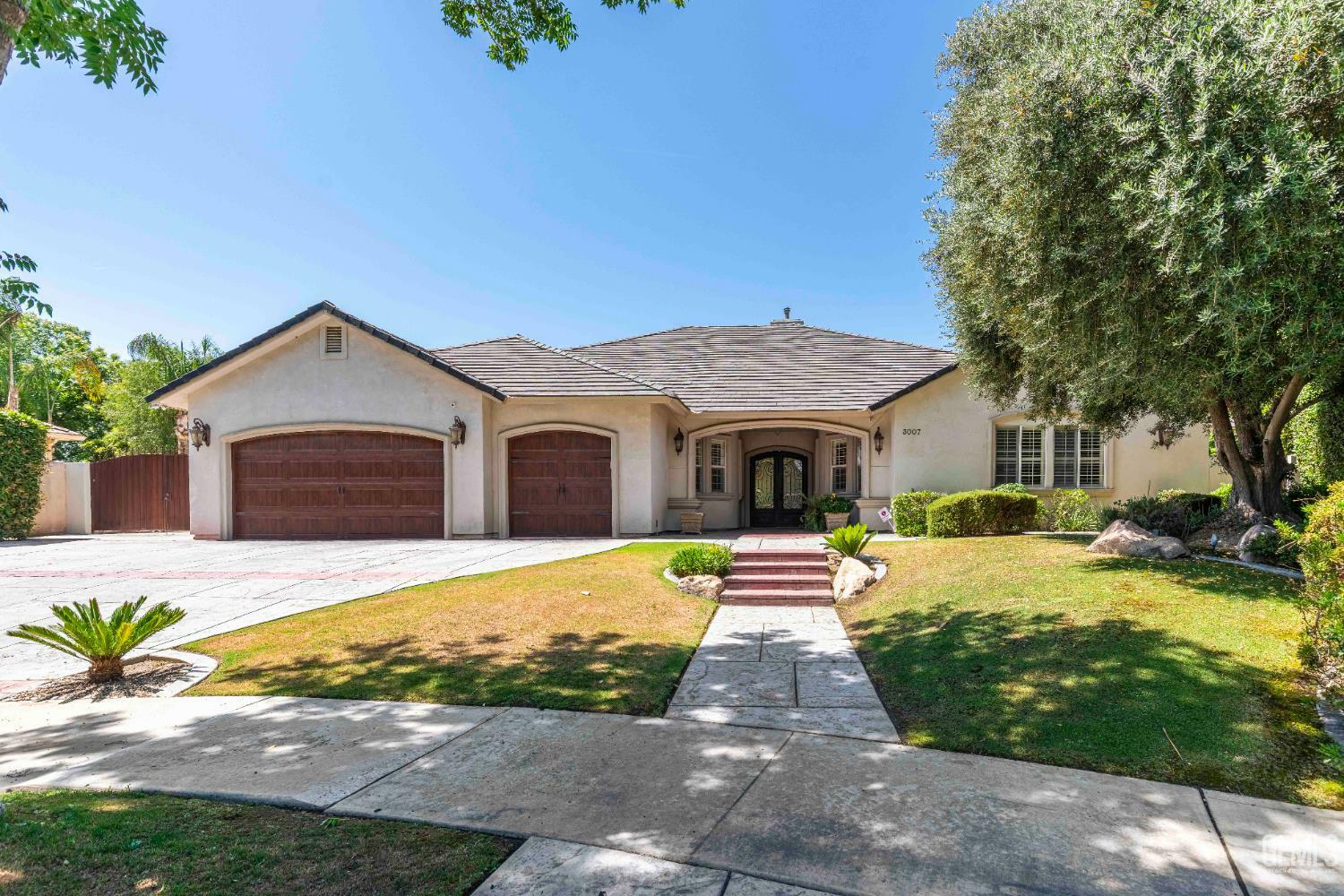 Property Photo: 3007 Springbank Court CA 93311