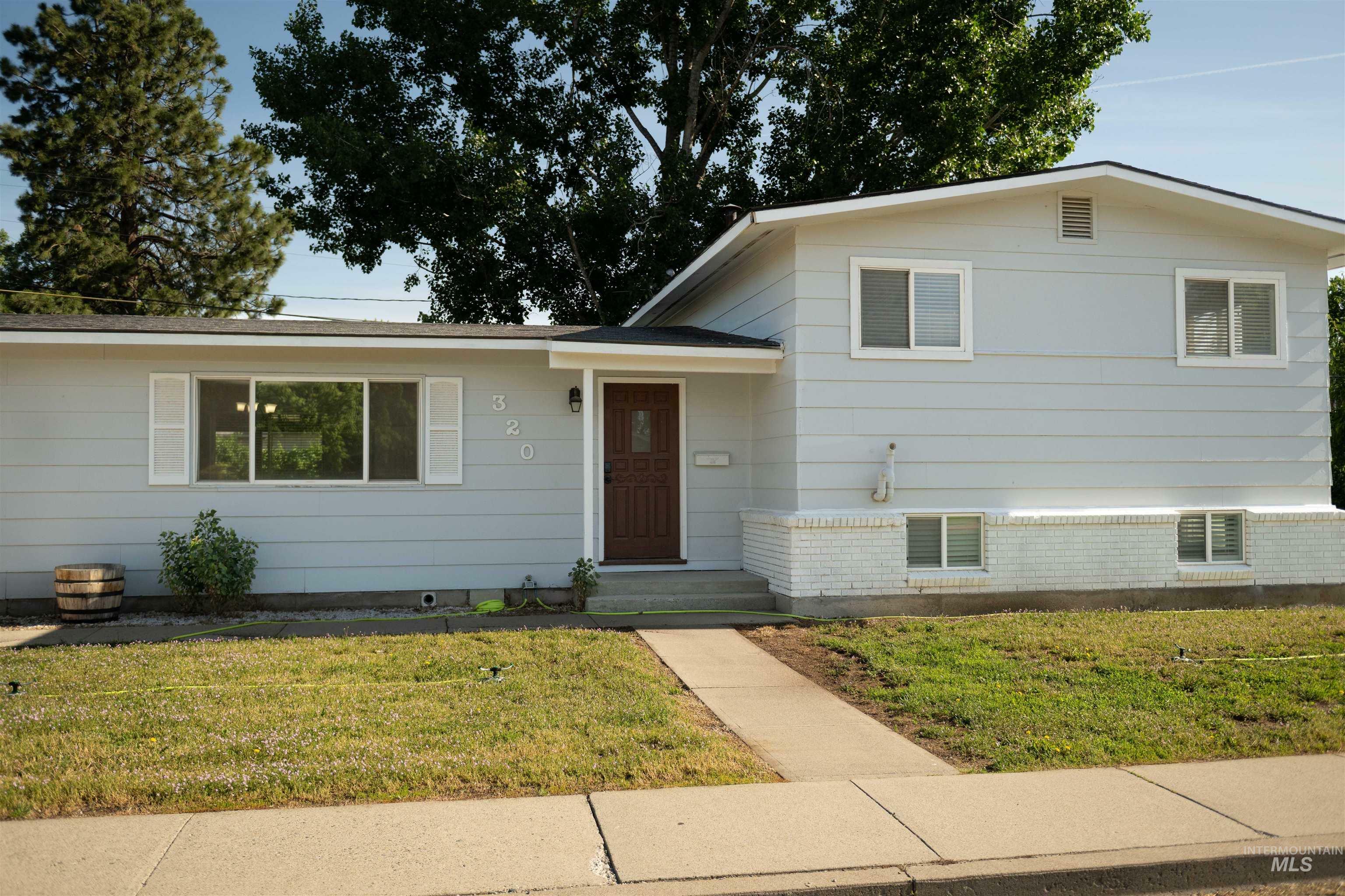 Property Photo: 320 E 12th N ID 83647