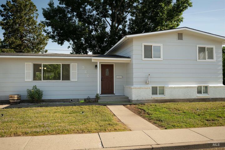 Property Photo:  320 E 12th N  ID 83647 