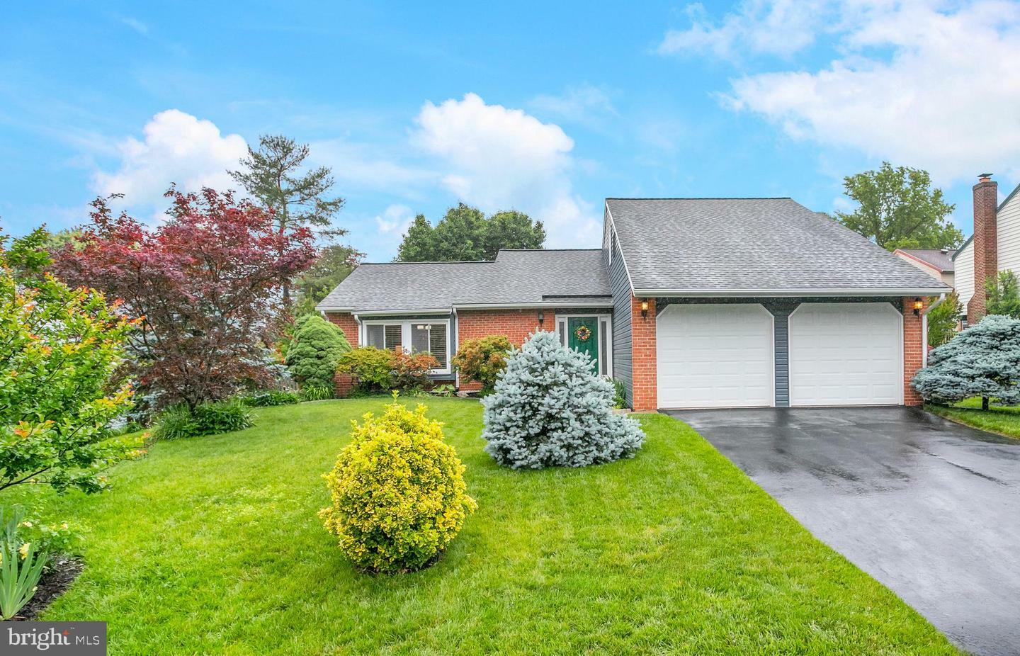 Property Photo: 261 E Juniper Avenue VA 20164