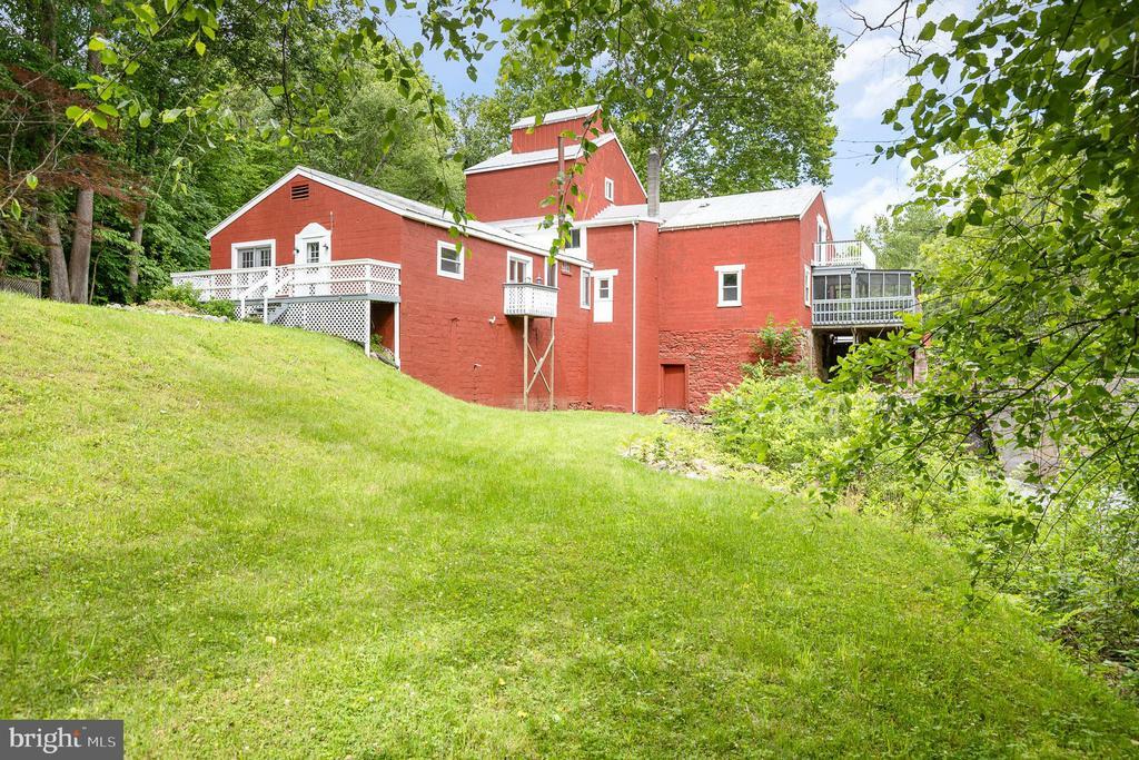 Property Photo: 6908 Roxbury Mill Rd S VA 22551