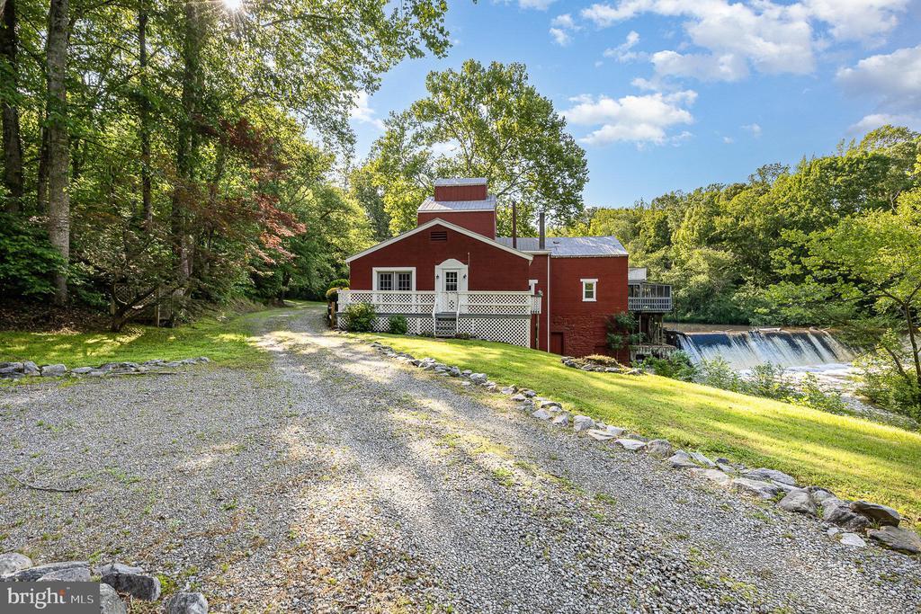Property Photo: 6908 Roxbury Mill Rd S VA 22551