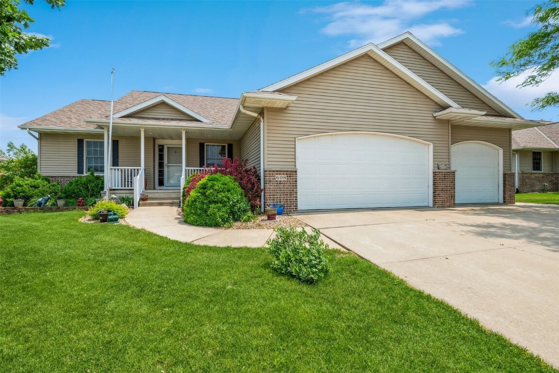 Property Photo:  608 Ridgeview Way  IA 52206 