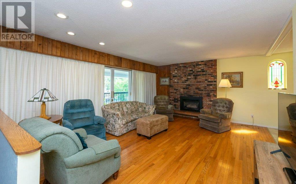 Photo de la propriété: 940 2nd Avenue Southeast BC V1E 4C7