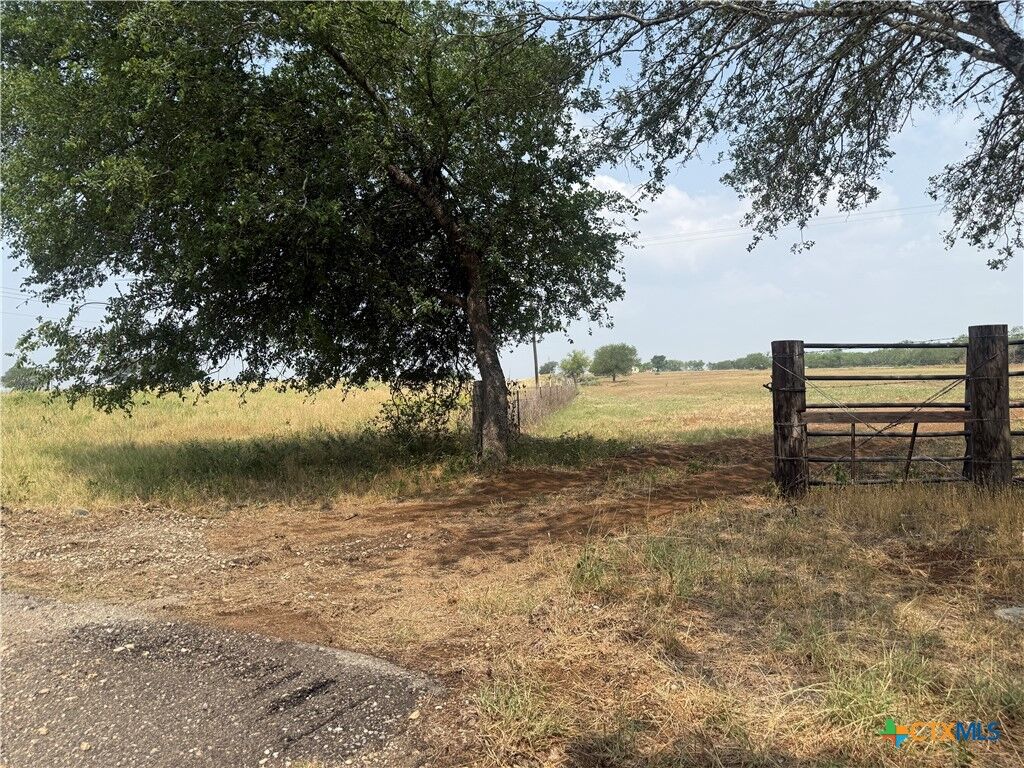 Property Photo:  1404 US Highway 87  TX 78160 