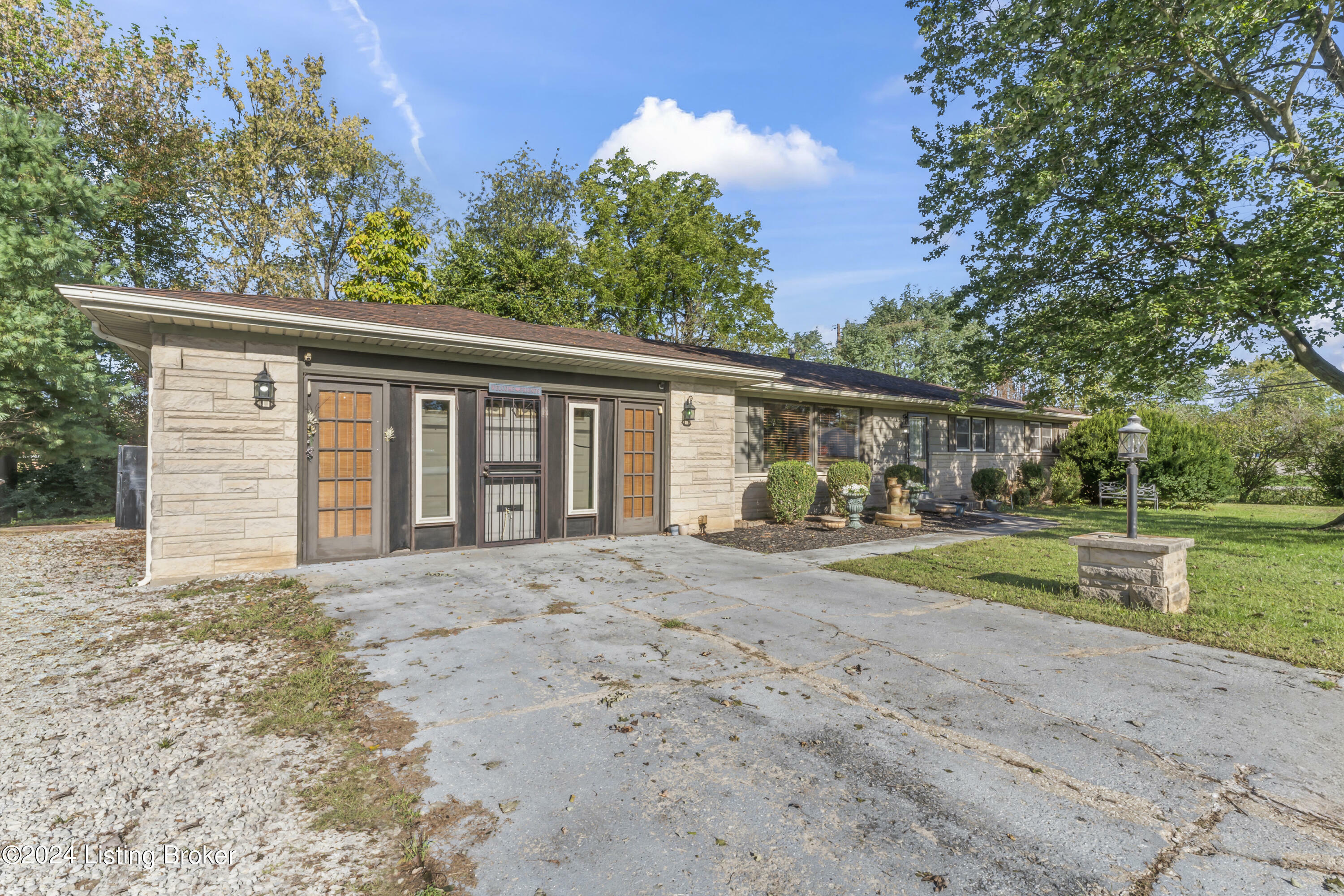 Property Photo: 140 Ample Way KY 40229