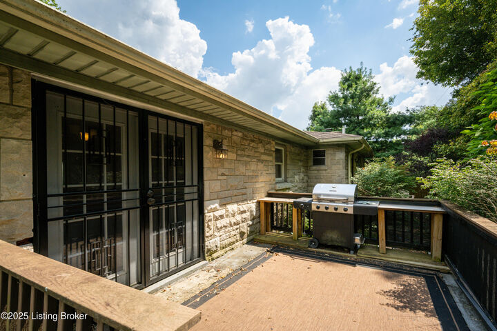Property Photo:  140 Ample Way  KY 40229 