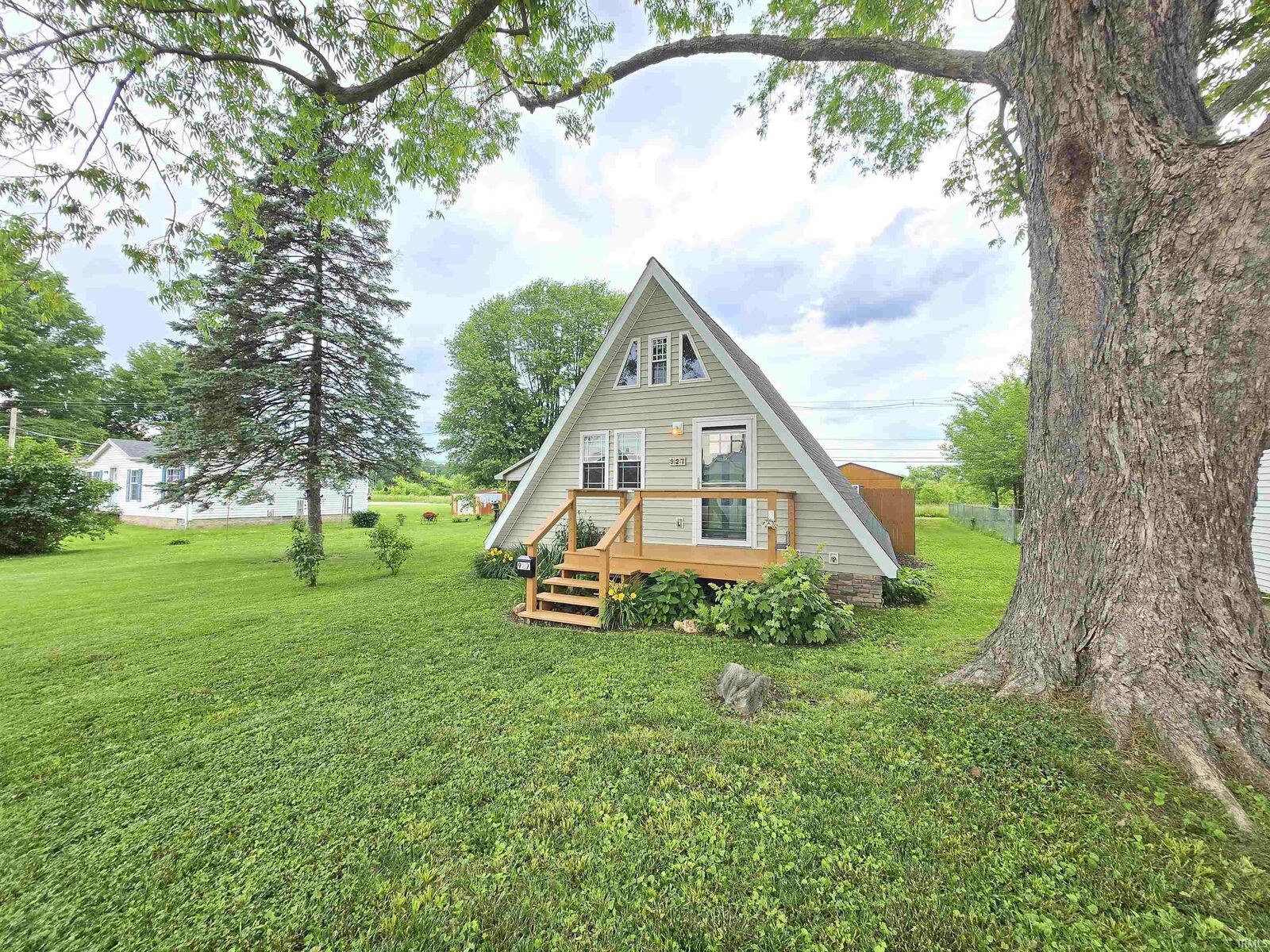 Property Photo:  927 W Idlewild Drive  IN 47710 