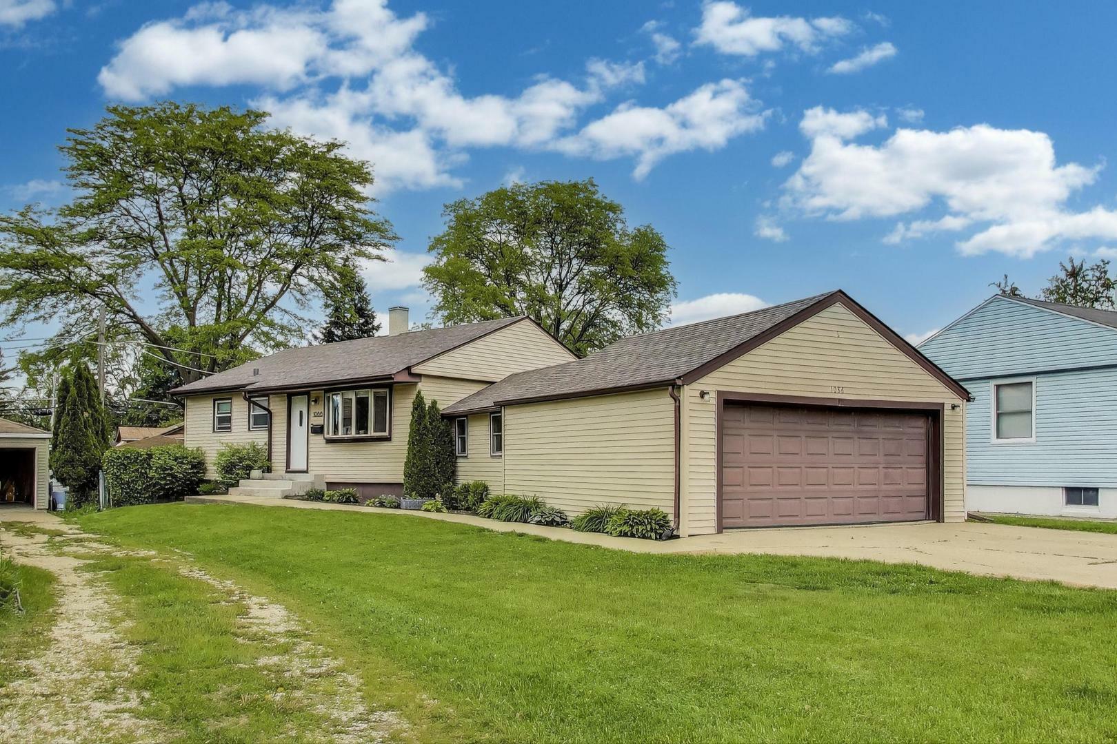 Property Photo: 1086 E Thacker Street IL 60016