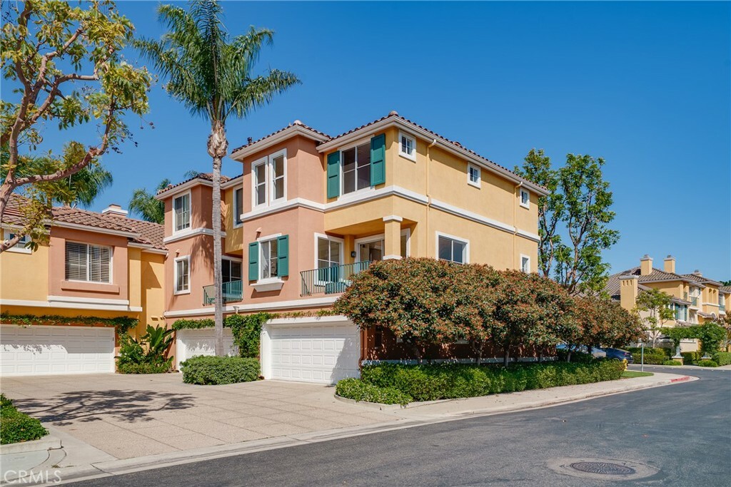 Property Photo: 1106 Reggio Aisle CA 92606