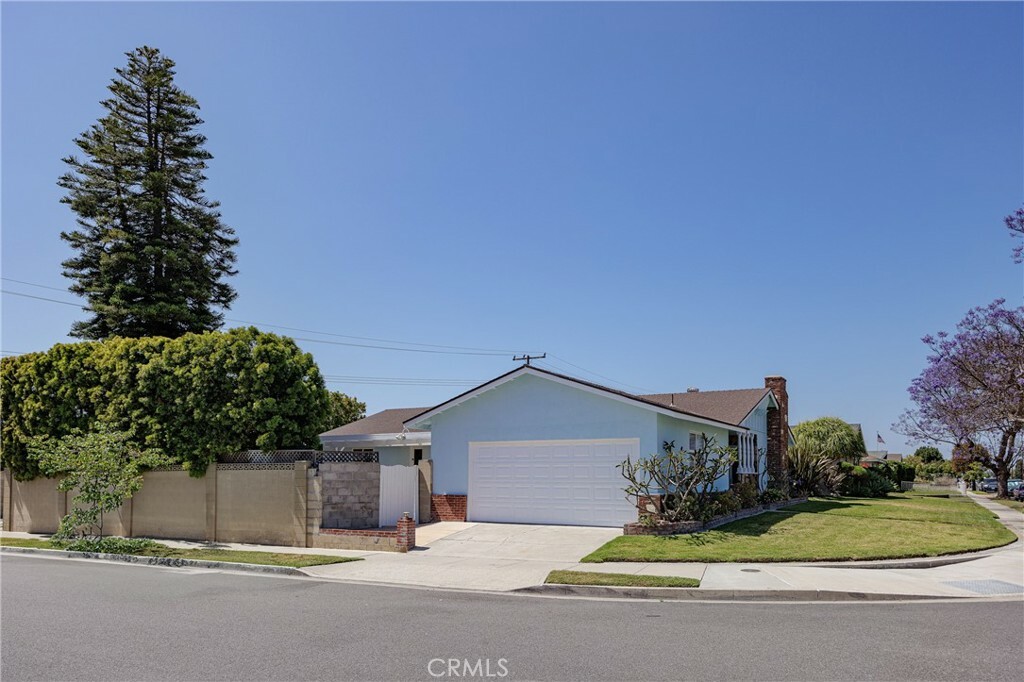 Property Photo: 16811 Newland Street CA 92647