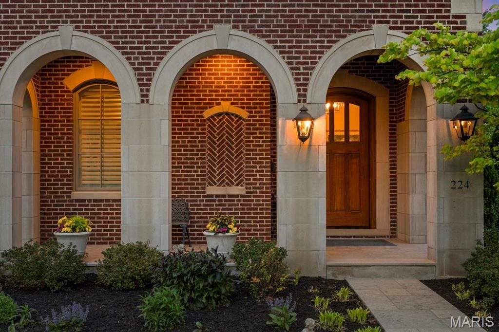 Property Photo: 224 N Bemiston Avenue MO 63105