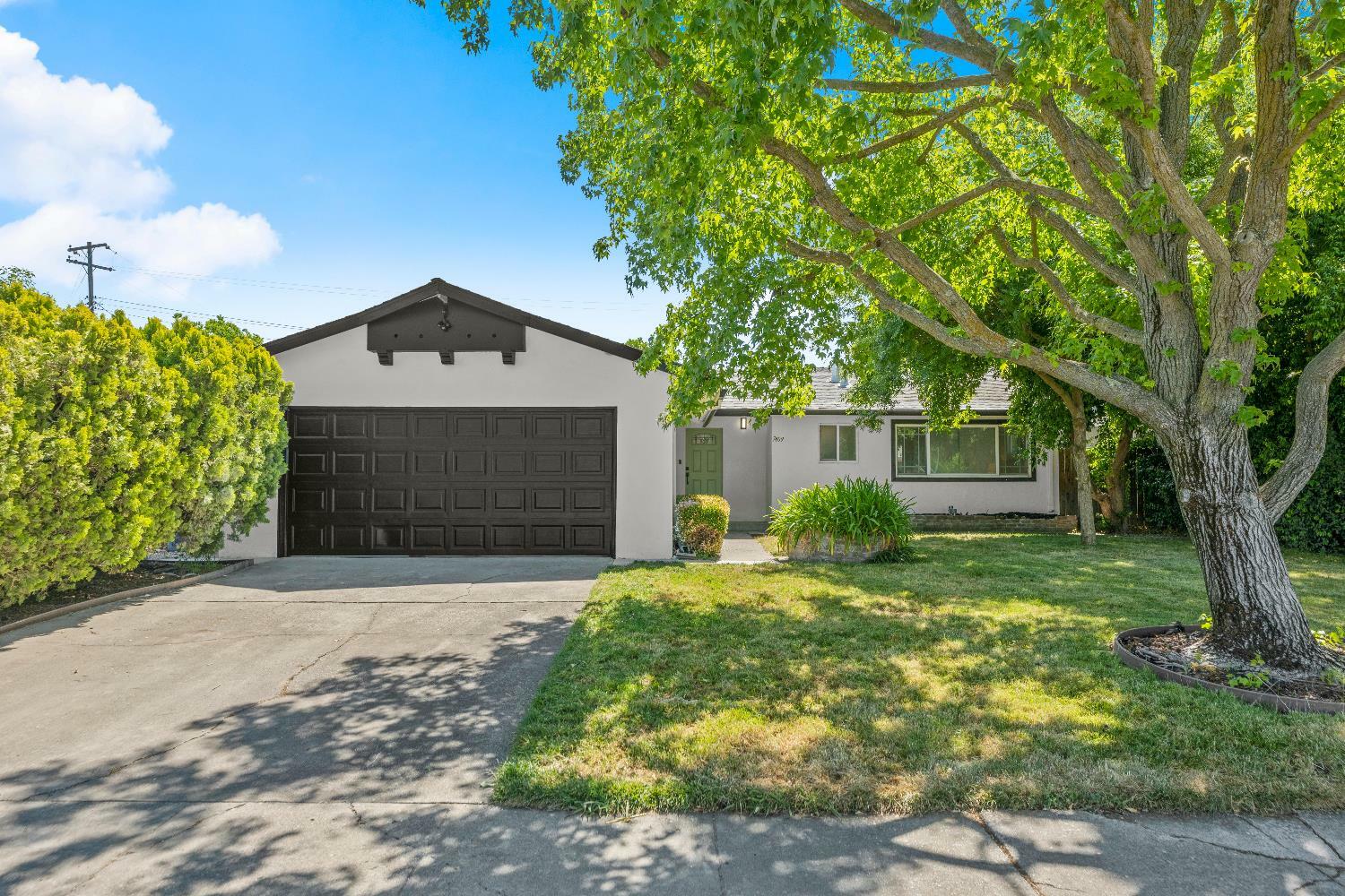 Property Photo: 7409 Muirfield Way CA 95822