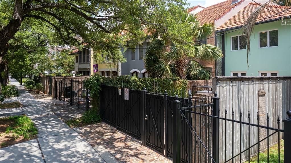 Property Photo: 2627 S Carrollton Avenue LA 70118