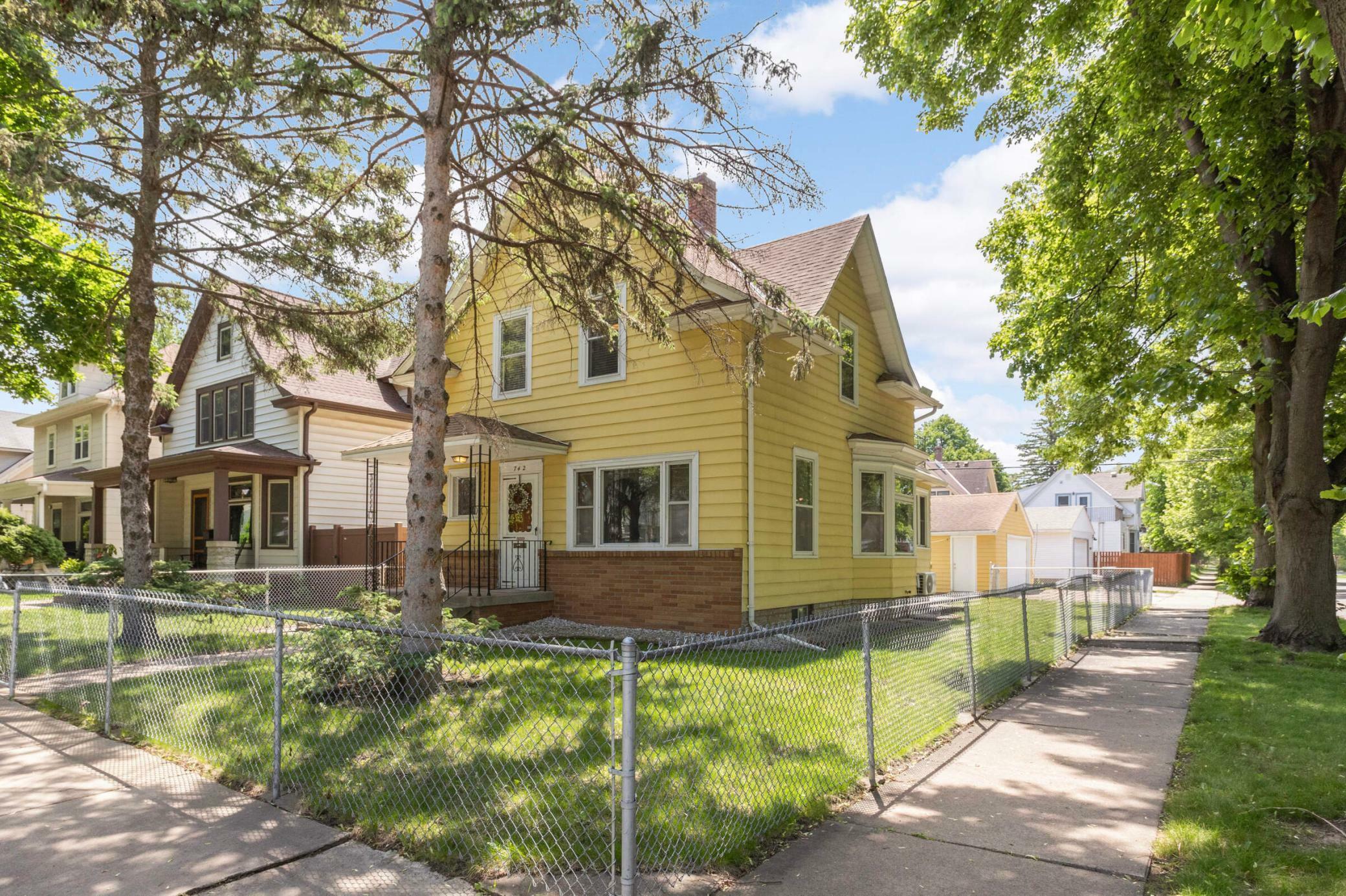 Property Photo: 742 Hawthorne Avenue E MN 55106
