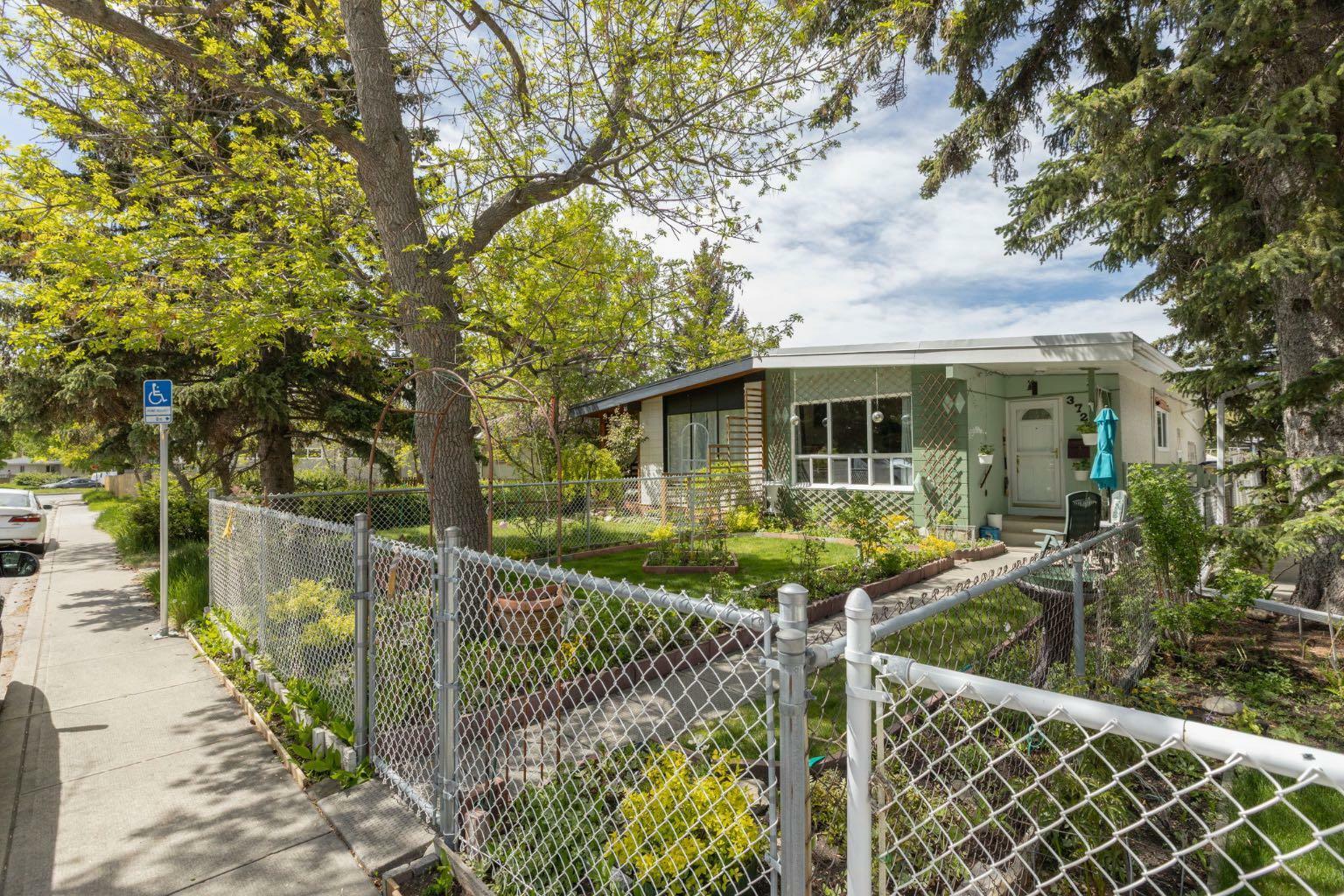 Property Photo:  3725 41 Street SW  AB T3E 3L6 