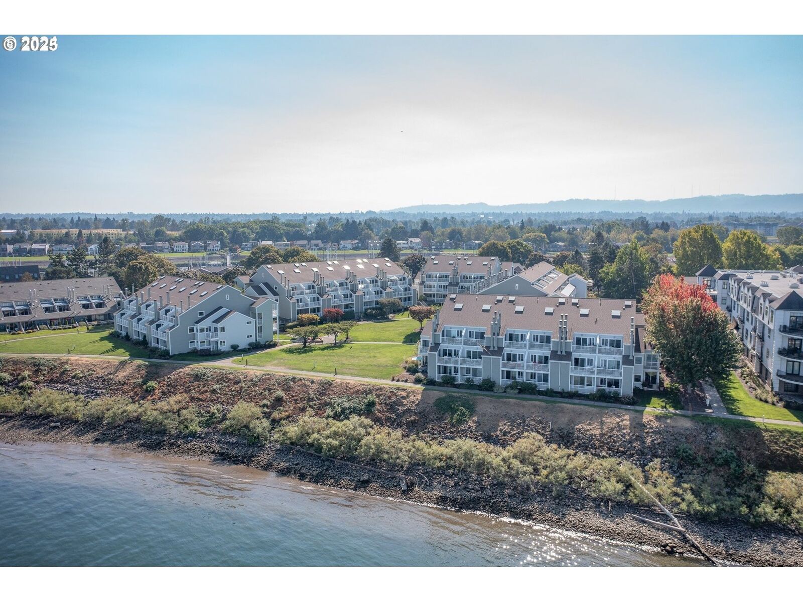 Property Photo:  211 N Hayden Bay Dr 211  OR 97217
