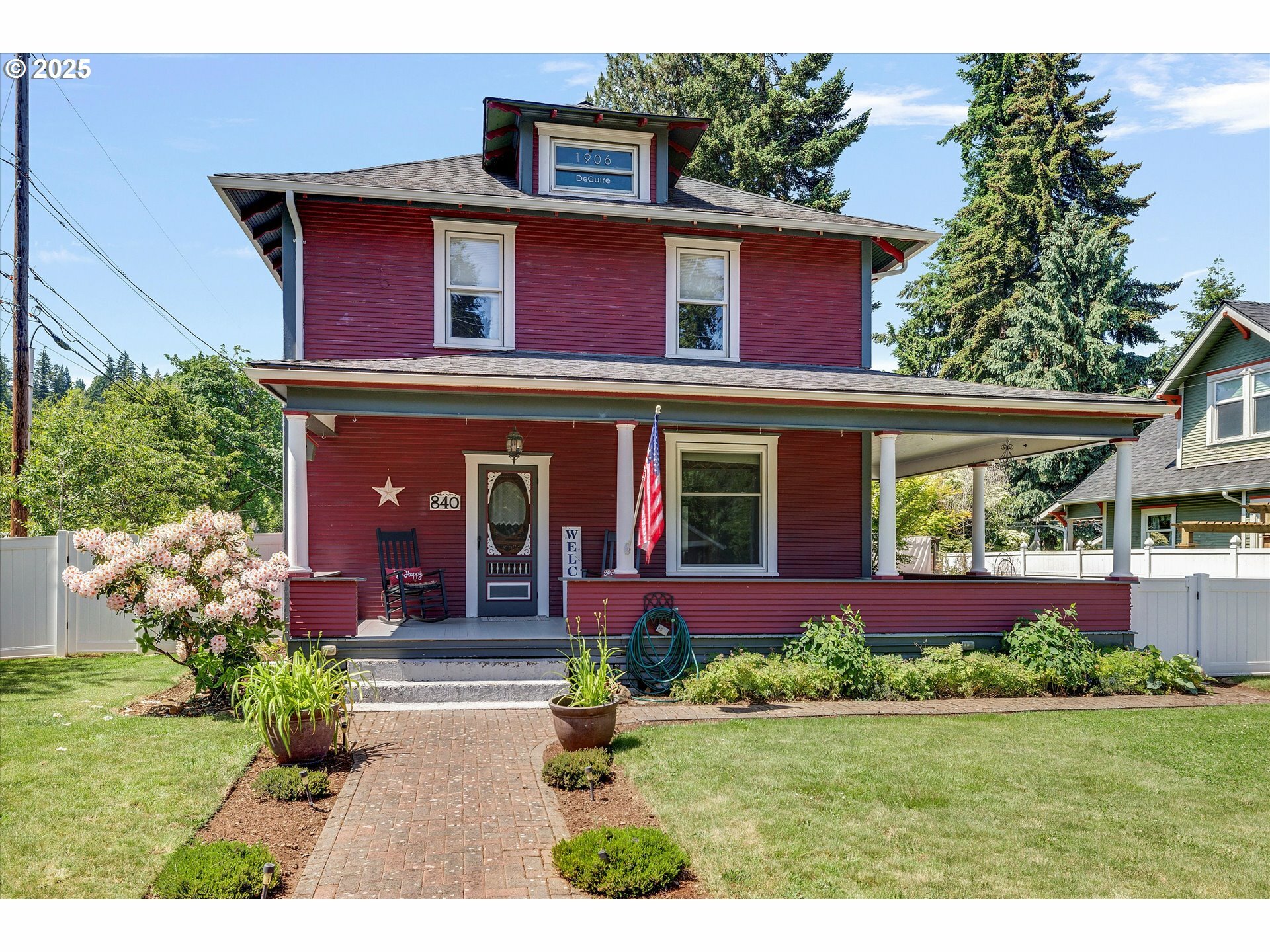 Property Photo:  840 S Water St  OR 97381 