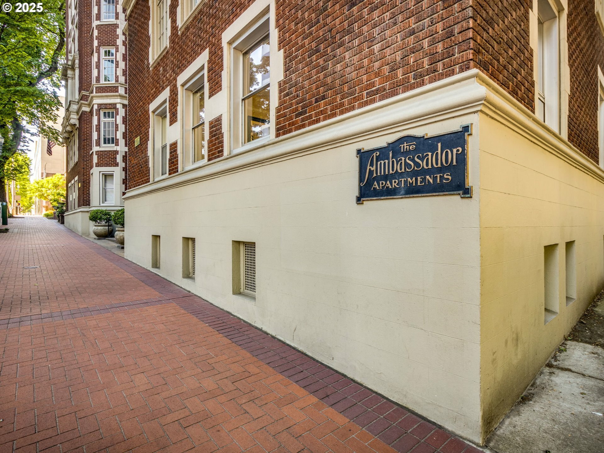 Property Photo: 1209 SW 6th Ave 402 OR 97204