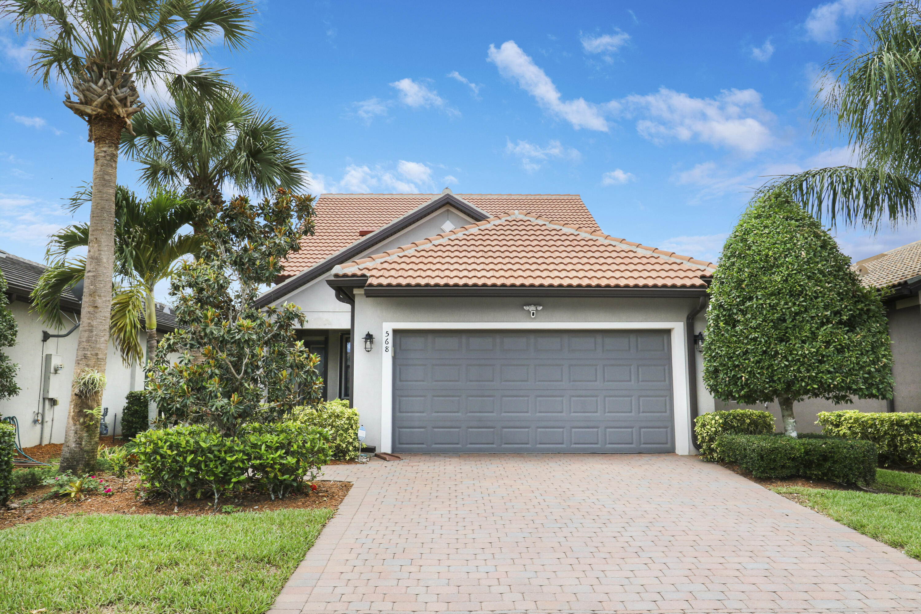 Property Photo: 568 SE Monet Drive FL 34984