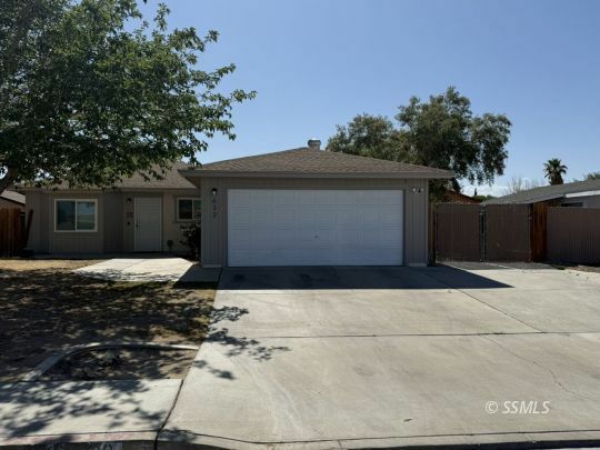 Property Photo: 633 S Sunset St CA 93555